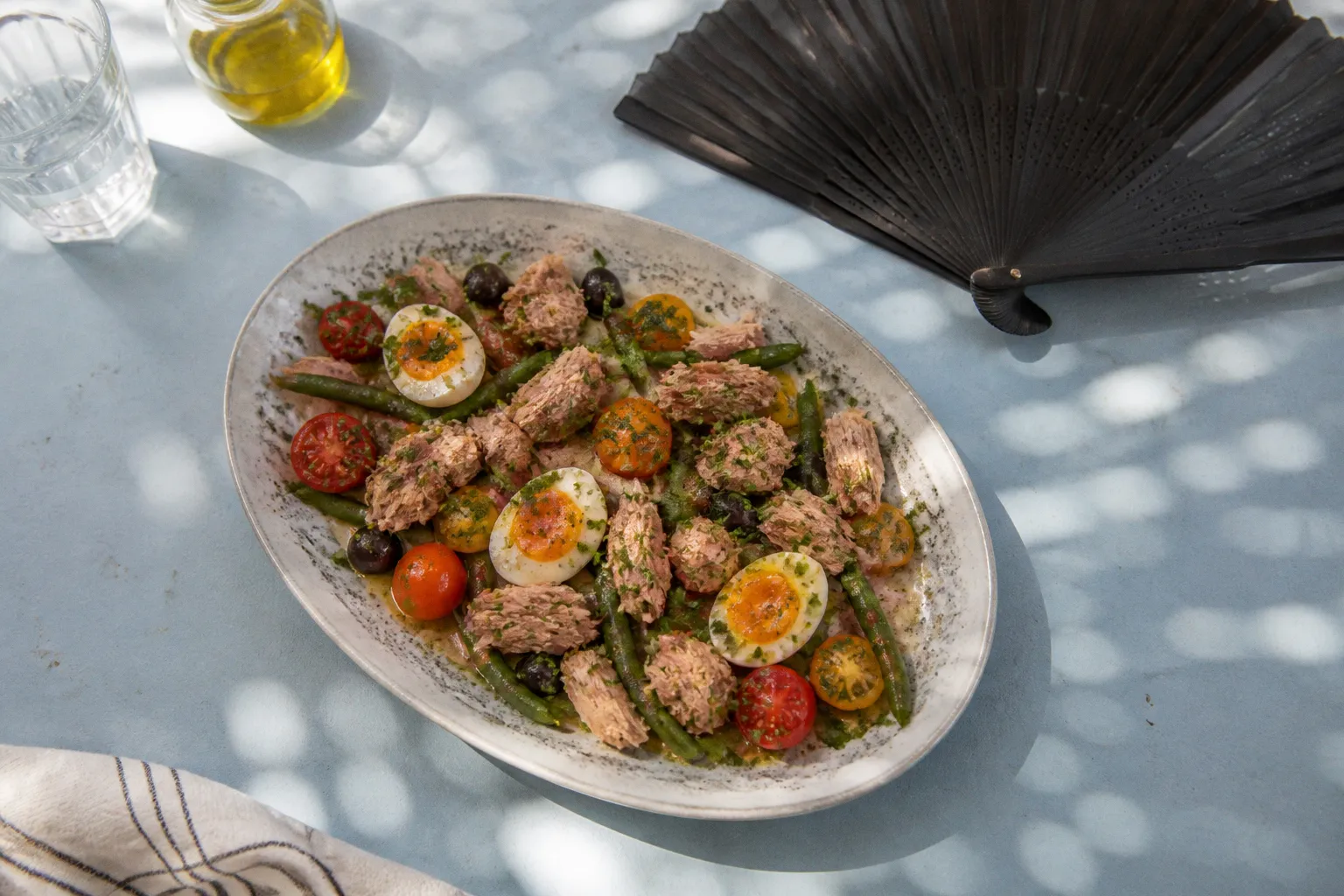 15 façons créatives de réinventer la salade niçoise cet été